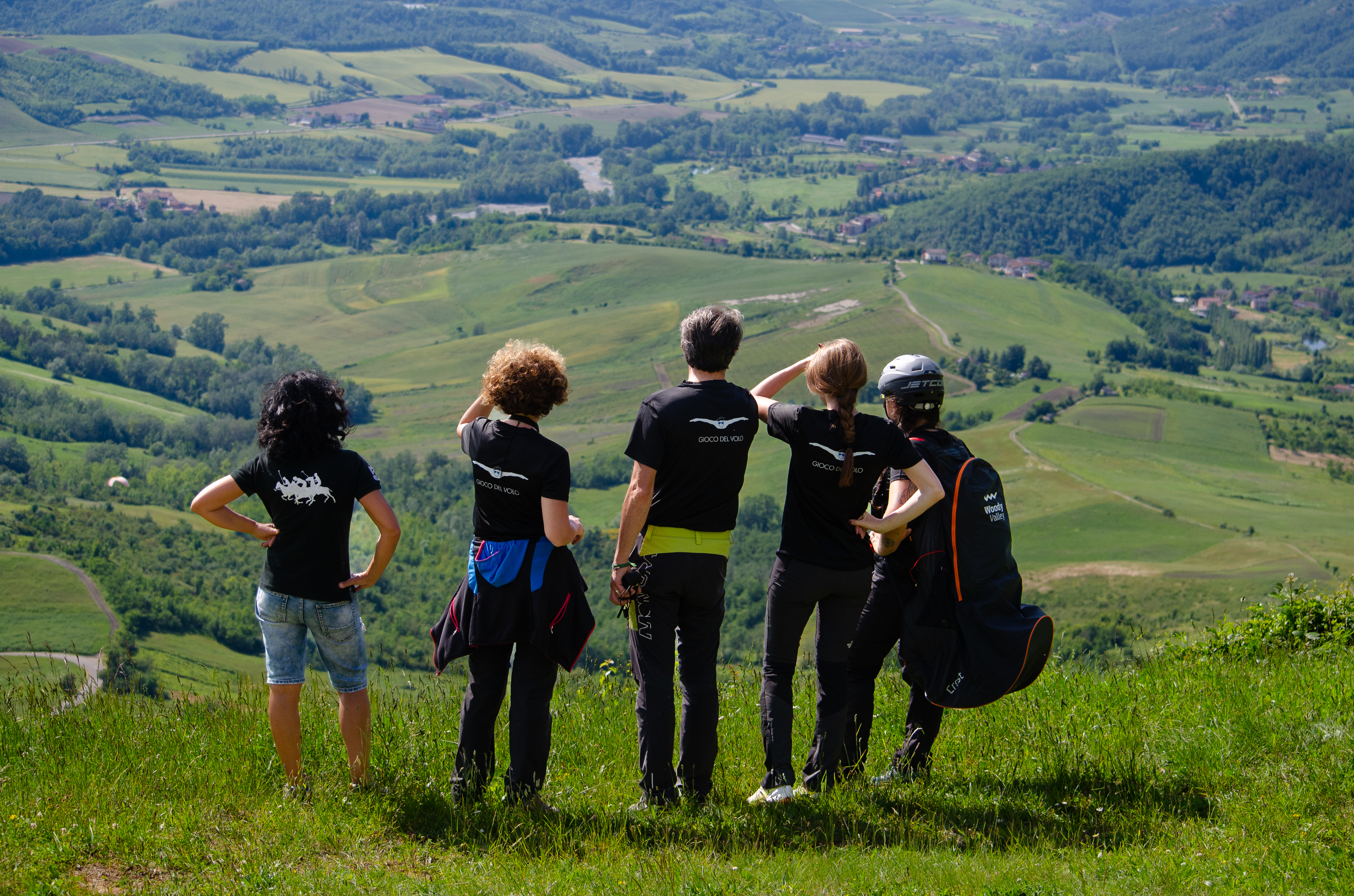 viandanti in mar di nebbia in versione parapendio